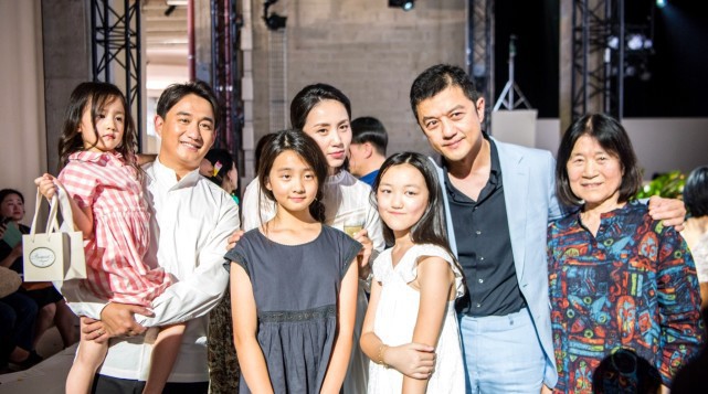 李嫣、多多、多妹“星二代”走秀：“宠女狂魔”李亚鹏、黄磊台下狂拍