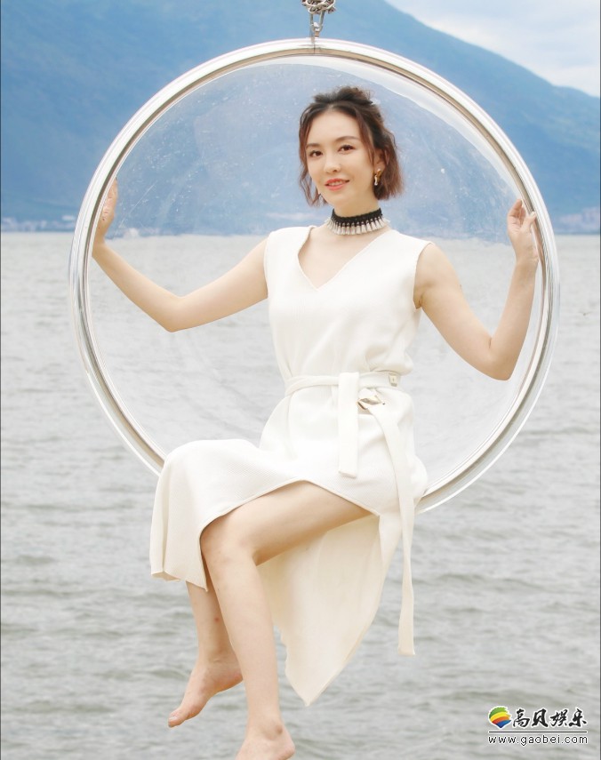 吕佳容首曝大理清新写真:身穿白色长裙的吕佳容,仿佛海仙子可爱迷人