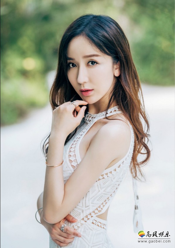 娄艺潇清新户外写真：身穿素雅白色长裙，赤脚漫步林间小路，气质脱俗