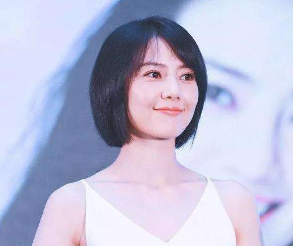 高圆圆微博晒出照片：身穿绿色T恤，短发干净清爽，笑容满面，美丽动人