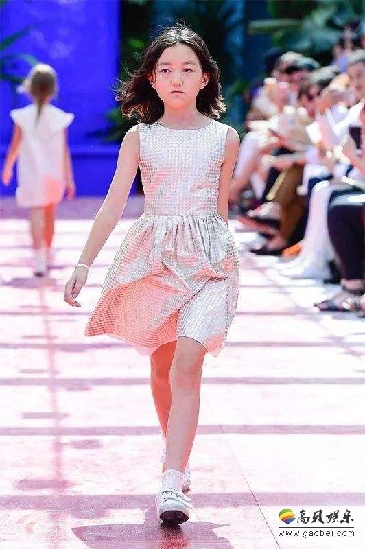 李亚鹏、王菲女儿李嫣再度巴黎为品牌走秀：走秀自信有风采，特别有范