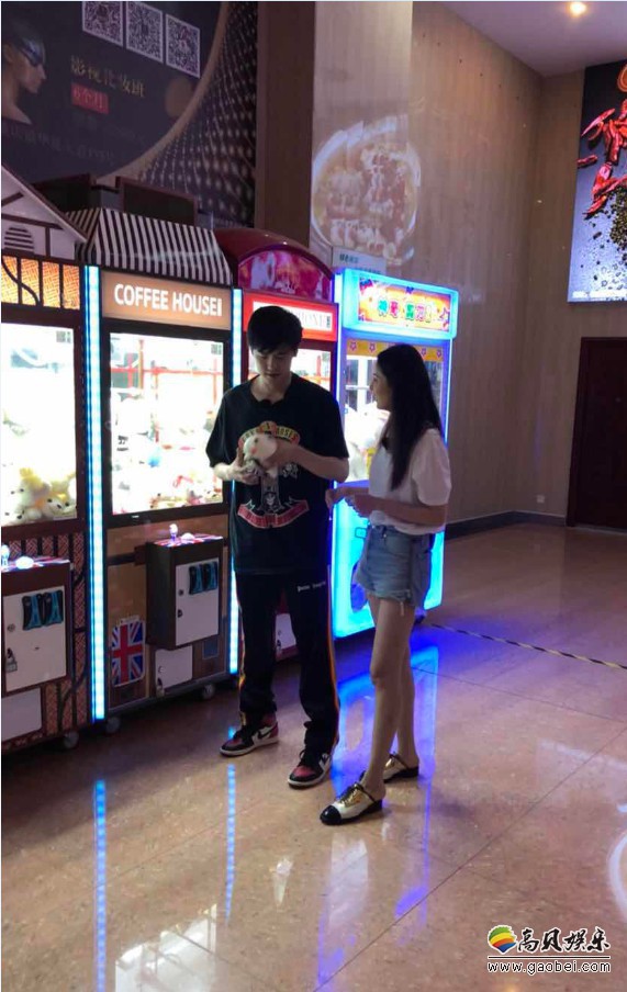 网友在横店偶遇颖儿付辛博甜蜜约会：两人一副休闲打扮，约会相当轻松