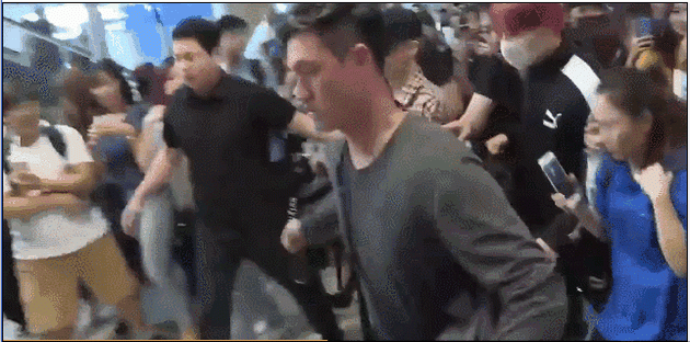 防弹少年团回韩  粉丝不仅贴身并肩同行趁乱伸手乱摸