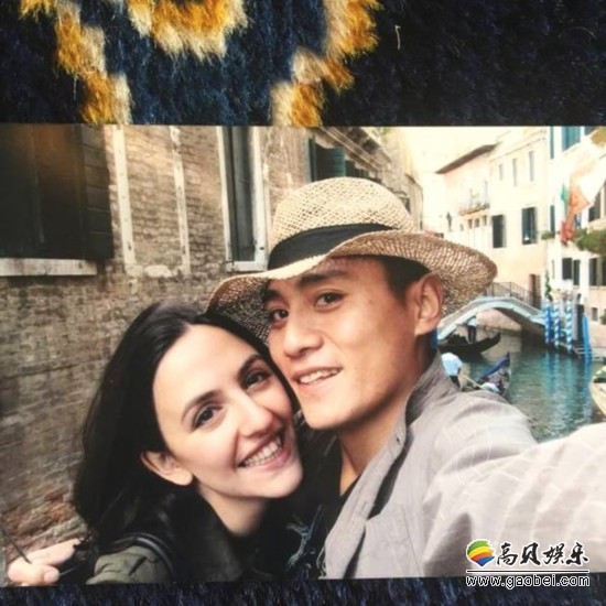 刘烨微博分享照片：晒出这几年与安娜周游世界照片，两人或相拥或亲吻