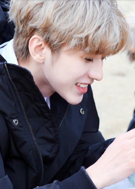 蔡徐坤毕业照曝光：被网友大赞眉清目秀，和现在差别不大，少年感十足