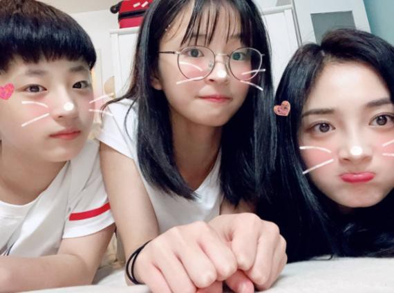 周洁琼开启直播：弟弟和妹妹现身，三人玩得不亦乐乎！容貌清秀颜值高