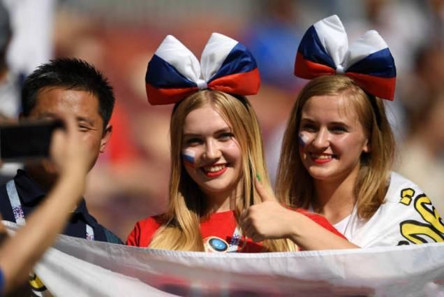 这次俄罗斯盛夏终于见到俄罗斯美女庐山真面目：战斗民族东欧美女球迷