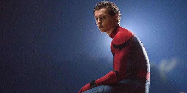 粉丝晒出《蜘蛛侠：远离家乡》拍摄现场录像：“荷兰弟”坐在屋顶张望