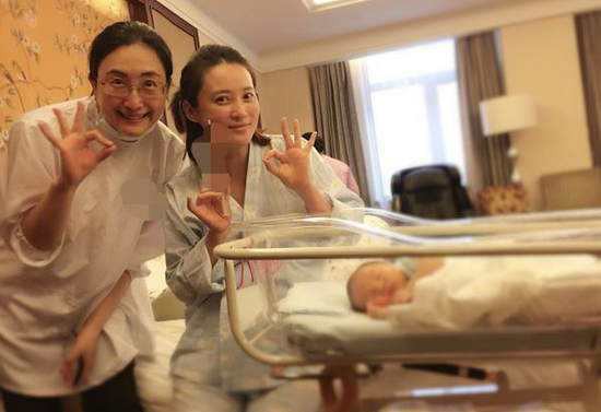 蒋勤勤晒出照片：身穿睡衣坐在婴儿床的旁边素颜出镜！看起来皮肤很好