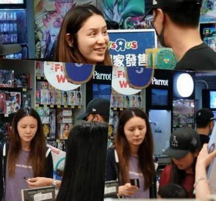 香港媒体报道：近日媒体拍到林峯与绯闻女友张馨月逛街！两人再次同框