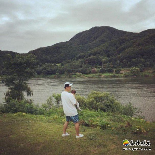 Gary不时更新社交网分享其带娃生活  更到江边欣赏风景