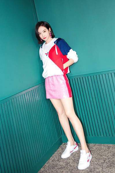 宋茜出席某活动：白T内搭＋校园运动风外套＋红纹小白鞋！少女气息十足