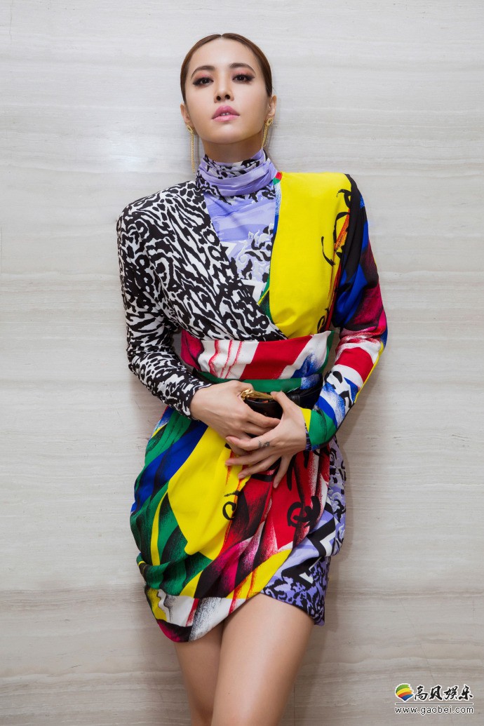 蔡依林一组写真曝光：波普风连衣裙展现性感女王范！流行天后气质彰显