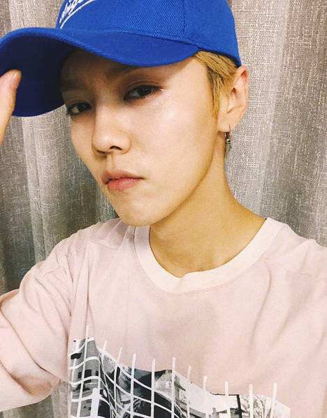鹿晗微博晒出自拍：头戴蓝色帽子，表情酷炫有型，帅气手势，潮范十足