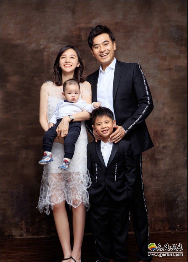陈龙微博晒出一家四口照片：随后，爱妻章龄之也转发了该条微博并回应