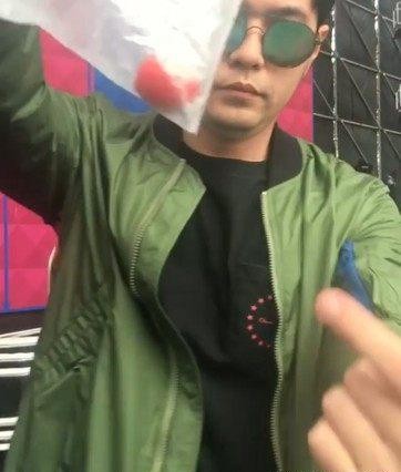 周杰伦晒出变魔术视频；网友却在最后注意到他的双下巴！意外成为亮点