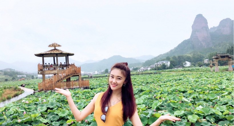 玖月奇迹小玮晒出游照：一袭简约黄色长裙出镜，精致收腰设计显好身材