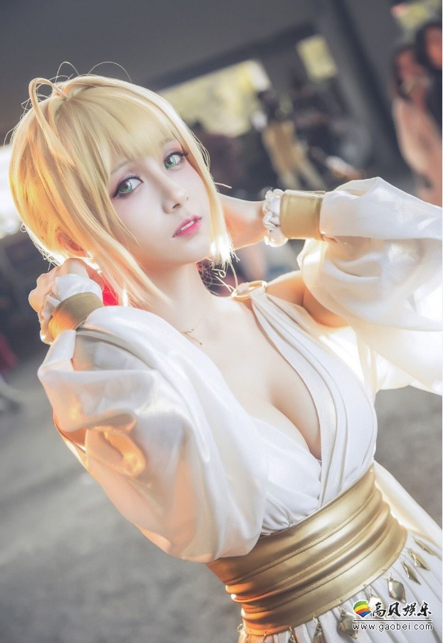 网络人气写真女偶像夏美酱Cosplay美图：纯白色透视长裙，胸前春光无限