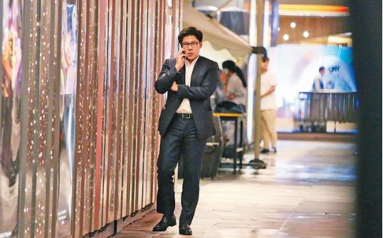 港媒近日拍到霍启刚与父亲霍震霆一起出外应酬:收到家人电话提早收工 港媒近日拍到霍启刚与父亲霍震霆一起出外应酬:收到家人电话提早收工