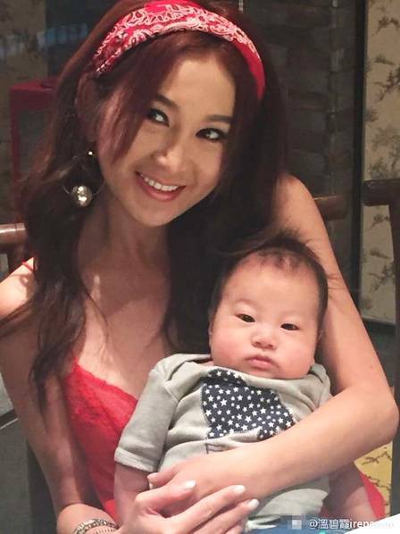 温碧霞晒出家庭温馨合照：特别是与养子罕见亲密合影！画面温馨又有爱