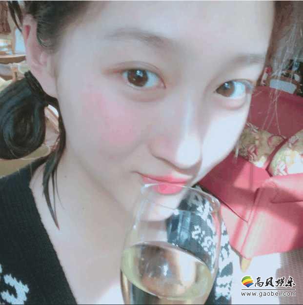 电影《图兰朵》剧组举行杀青宴：关晓彤素颜出席，与工作人员合影留念