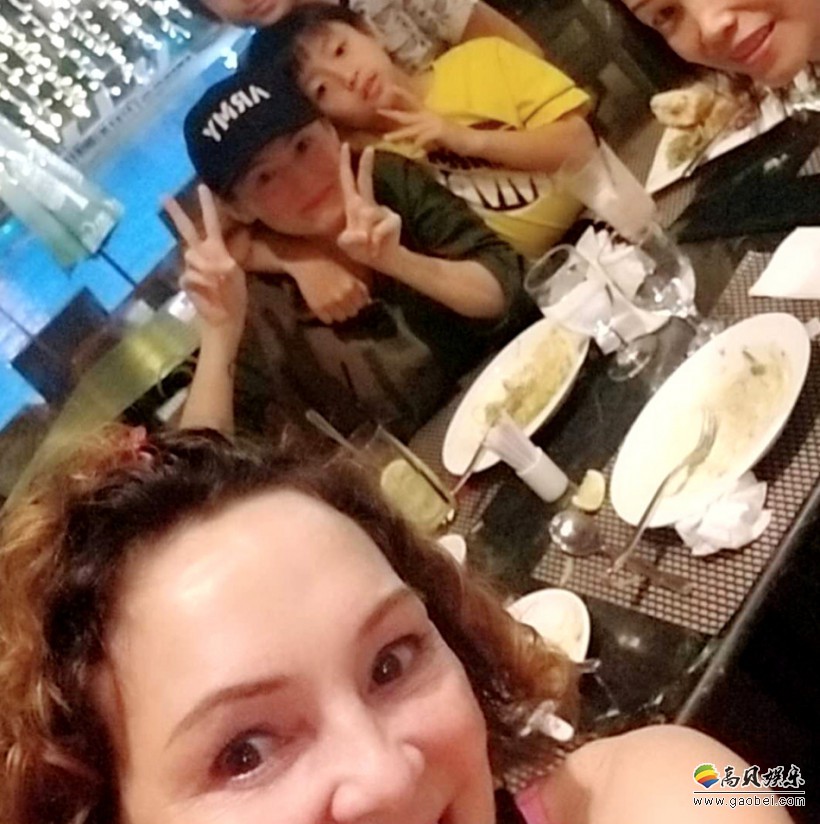 张柏芝晒出家庭合照：她与妈妈合照还是第一次发布！不和传言不攻自破