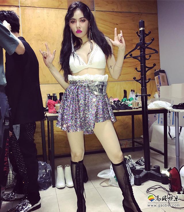 小野马泫雅晒出美照：身穿白色蕾丝bra搭配珠光闪闪短裙，尽情秀好身材