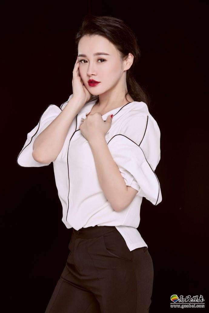 冉莹颖晚间发鸡汤文为自己打气晒出美图：烈焰红唇大秀长腿！性感魅惑