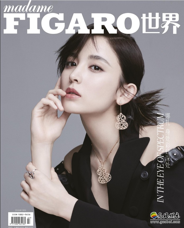 古力娜扎登上杂志最新封面大片：精致五官配上干净清爽妆容，清淡素雅