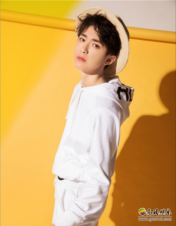 张逸杰最新杂志大片：变换不同造型演绎多变气质！休闲中不乏复古精致