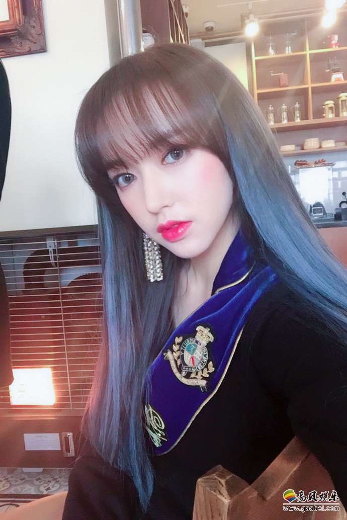 程潇社交账号晒自拍：戴渔夫帽嘟嘴卖萌，红唇抢镜，实力演绎元气少女