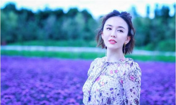 吕佳容花海写真：身穿碎花连衣裙清新妆容，宛如花中仙子一般美丽动人