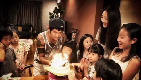曹格生日晒出庆生照片：儿女陪伴在侧，吴速玲前程甜笑，画面温馨有爱