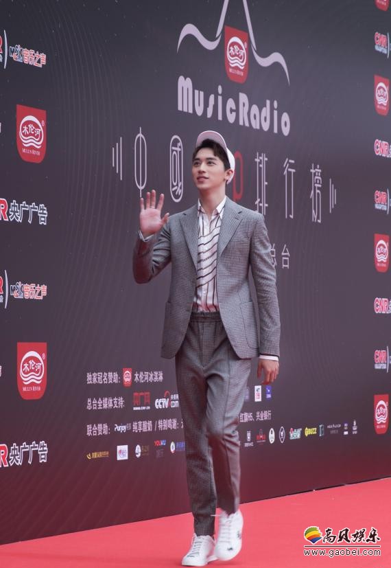 音乐之声中国TOP排行榜2017年度颁奖：许魏洲获最受欢迎歌手登台领奖