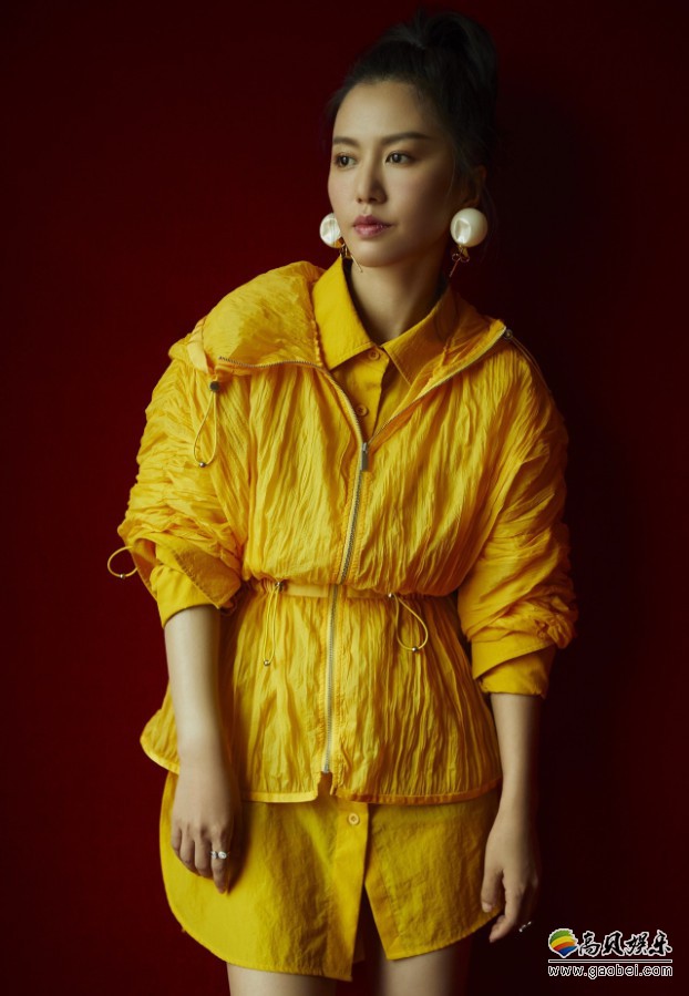 谭维维明黄色装扮搭配夸张耳饰现身泸州：大长腿抢镜！变身为“小黄人”