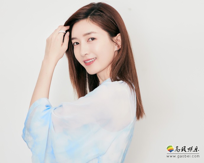 江疏影写真大片曝光：她身穿透视水墨蓝裙，清新甜美！ 露甜笑娇俏可人