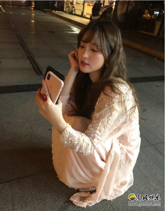 金莎发微博表示：追剧被甜到！她蹲在马路边追剧，称迪丽热巴怪迷人的