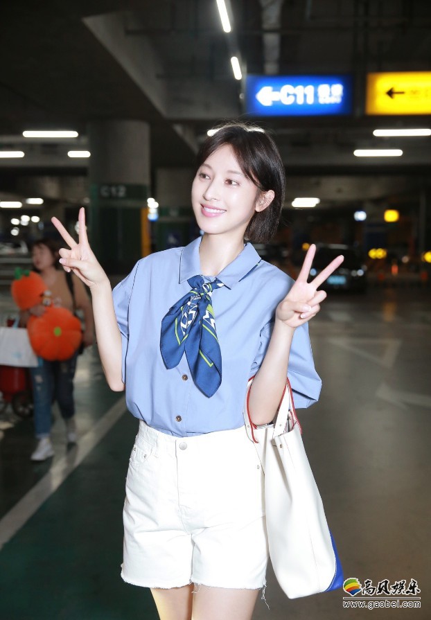 张俪结束工作返京现身机场：青春简洁细节十足，长腿又细又白非常抢镜