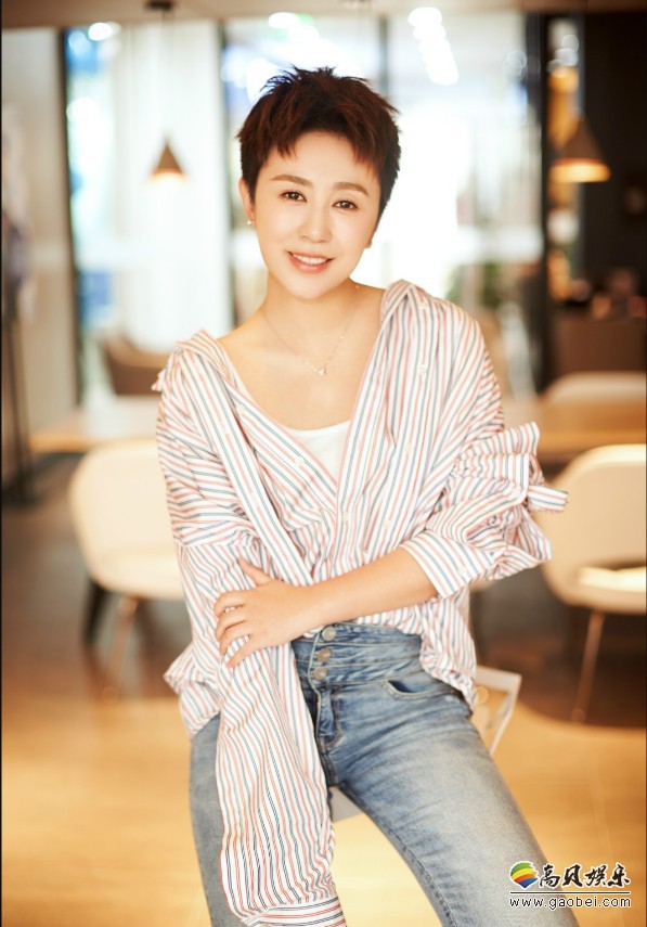 马丽夏日系写真照：竖条纹oversize风衬衫搭配简单牛仔裤，清爽感十足