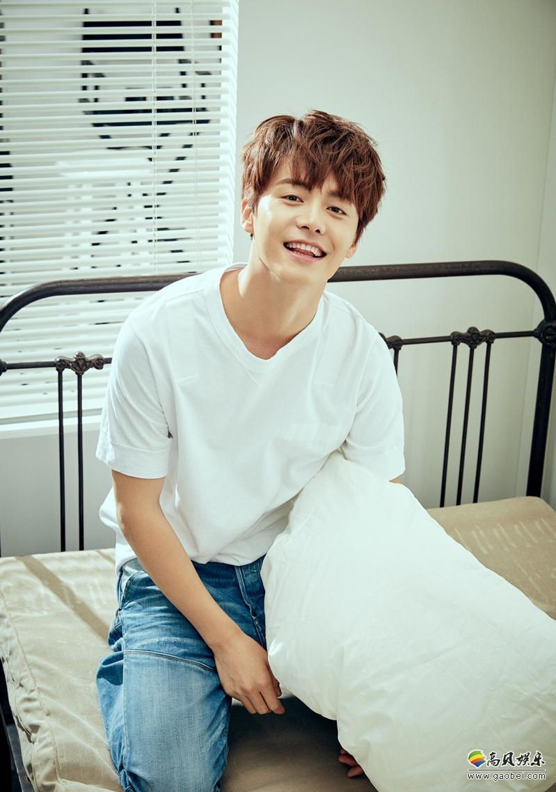 马天宇时尚杂志写真:针织毛衣衬衫搭配凸显治愈系男孩气质!笑容温暖