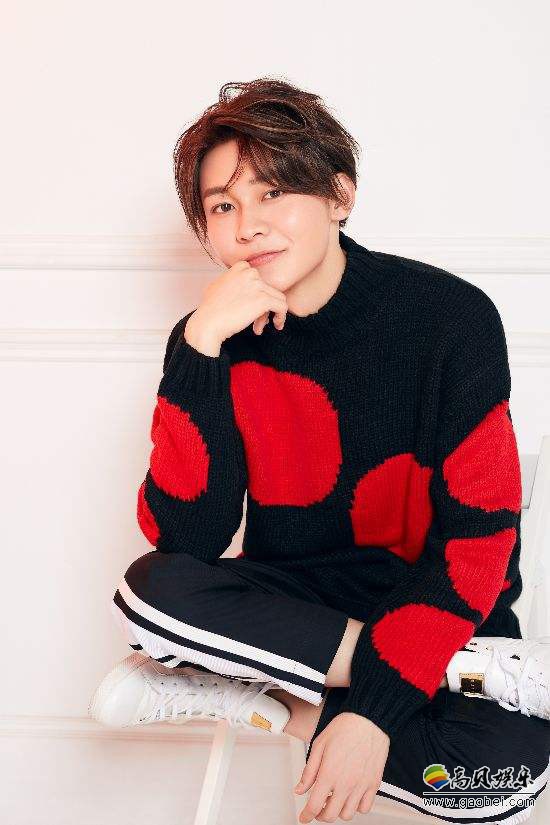 刘怡潼慵懒可爱写真:穿着红色圆点毛衣给人温暖感觉,满满慵懒少年感 刘怡潼慵懒可爱写真:穿着红色圆点毛衣给人温暖感觉,满满慵懒少年感