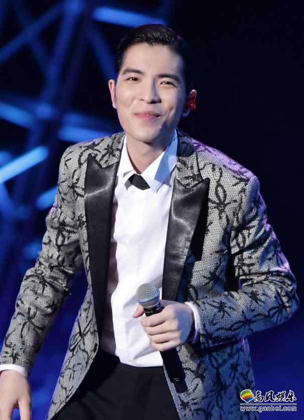 萧敬腾微博发文报平安晒出自拍:挑起嘴角,手抚胸口,看起来十分帅气 萧敬腾微博发文报平安晒出自拍:挑起嘴角,手抚胸口,看起来十分帅气