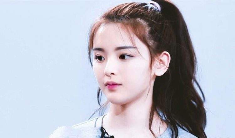 杨超越晒出一组照片：照片中杨超越身处游乐场头戴青蛙头箍，呆萌可爱