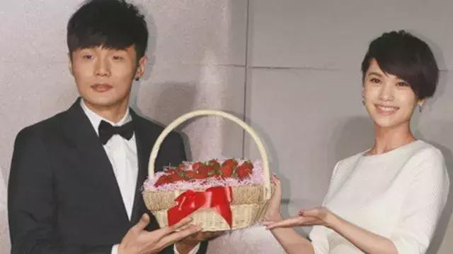 李荣浩33岁生日：女友杨丞琳便发文送上祝福！还配上心形表情甜蜜表白