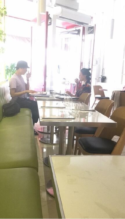 网友爆料称在餐厅偶遇周迅：定位地点为法国巴黎！周迅正和友人共进餐