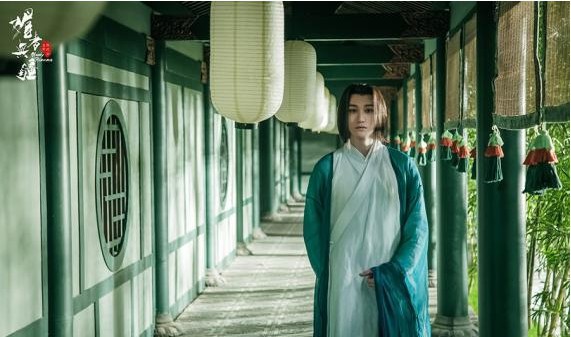 《媚者无疆》发布“坠落”海报：三位主演分别躺在不同色调古风花纹上