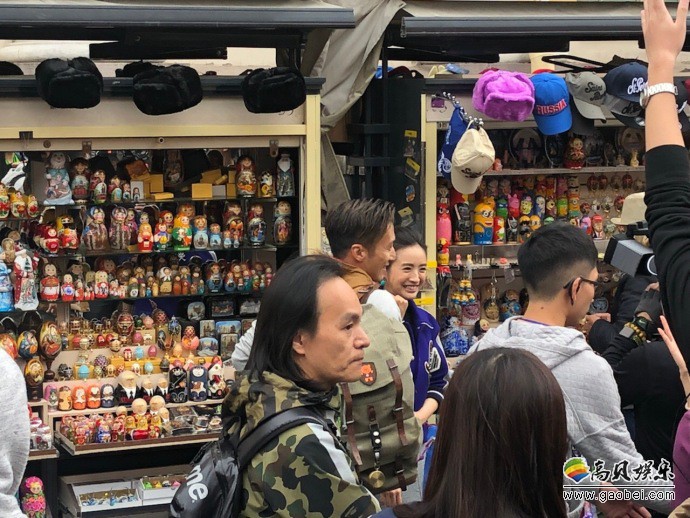 网友晒出圣彼得堡街头偶遇谢霆锋林依晨照片：两人疑似录制新一季锋味