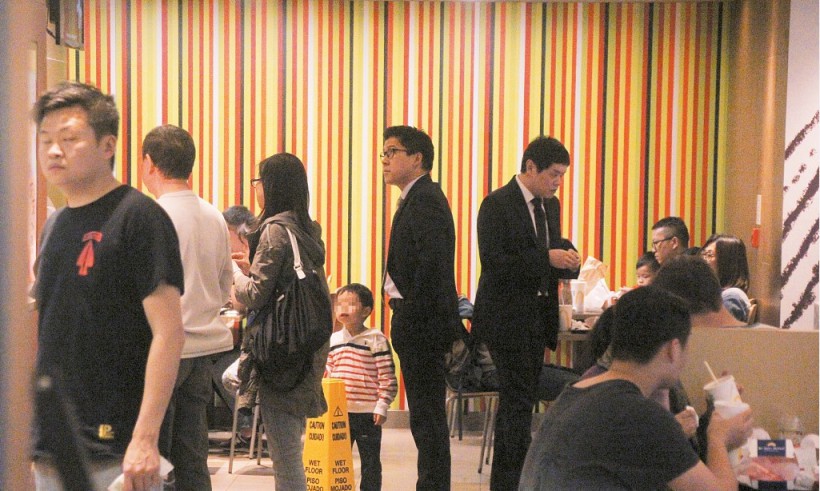 霍启刚带大儿子霍中曦到麦当劳买外卖：霍启刚一点霸道总裁架子都没有
