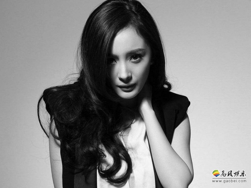 杨幂登上某杂志封面：黑白质感大片诠释职场女性干练，小露细腰超吸睛