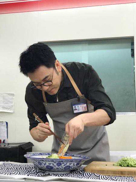 林依轮现身北京便利店内制作调味凉面：“帅气星厨”吸引大批路人围观